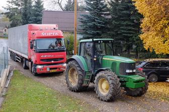 Takto nám JohnDeere tahal kamiony nahoru na staveniště.