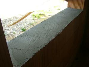 15.5.2011 - priprava otvorov pre okna. Skarede ja viem, ale robil som to prvy krat a hned na dutej tehle, co je dost tazke :)