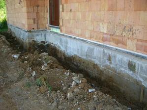 23.6.2011 - obkopane zaklady (len tvarnice, nikdy nie liaty beton v zemi !) Budu sa zateplovat zaklady + drenaz okolo domu.