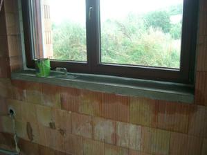 8.8.2011 Priestor pod parapetami sme vybetonovali. Tak to doporucili pani od okien. Vraj aby tam bola akumulacia tepla...