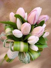 svatební kytice bude z bílých a tmavě fialových tulipánů
