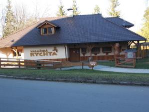 tady máme obřad i hostinu, stylová restaurace, obřad bude venku, snad bude hezky