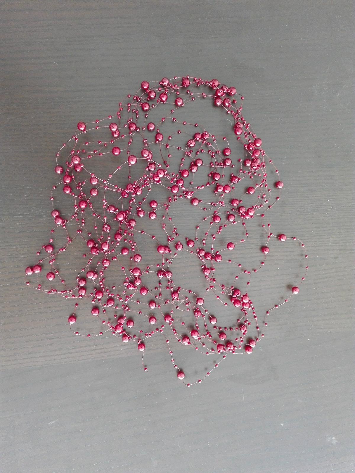 Perličky na silikonu v bordó barvě - Obrázek č. 1