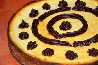 a první pokus o cheesecake, ozdoba nic moc, ale potřebovala jsem zužitkovat zbylý krém z čokodortu pro kamarádku
