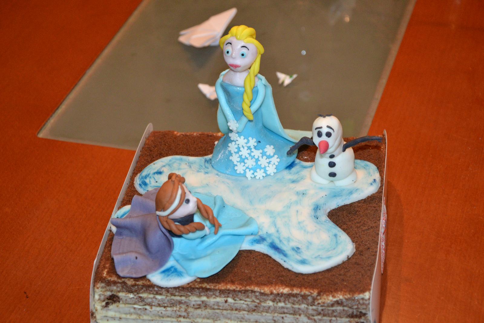 Moje kuchařské výtvory :-)) hlavně dortíky - tady jsem dělala pouze dekorace na koupený medovník -Frozen