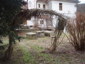 To "roští" na oblouku budou v létě růže :-)