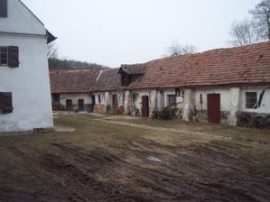 Dvůr, taky možné místo pro raut, ale nám se víc líbí zahrada