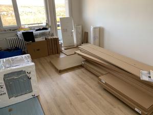 veľká donáška z IKEA v polorozrobenej izbe - priniesli mi kuchyňu, posteľ, madrace a skriňe do chodby