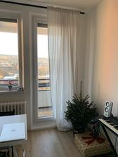 záves z IKEA + môj živý vianočný stromček v kochlíku z OBI