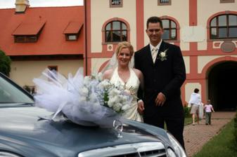 společně s budoucím manželem u auta