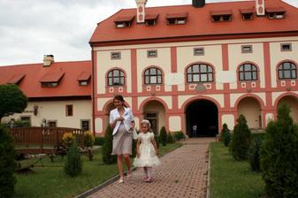 moje družička Jindřiška s maminkou,byla si obléci své šatičky