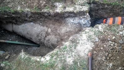 takýto "poklad" sme vykopali, starý, nefunkčný odvodnovací kanál. Všetci domáci naň už úplne zabudli...