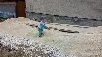 aj synak pomáha