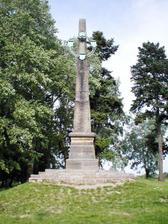 obelisk (ten už je opravený, ale aktuální foto nemám k dispozici)