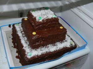 Moja prvá torta, ktorú som upiekla a rovno na svoju svadbu :-) Otrasné foto - len v chladničke odfotené - torta mala vrchné a spodné poschodie kokosové a prostredné orechové (tj. cesto aj plnka kokosové, resp. orechové)