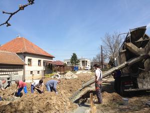 19.04.13 .. piesok, železo, kamene, uložené a môžeme zalievať ..