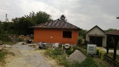 takto pekne si krytinu vynosili hore a potom ukladali ..
