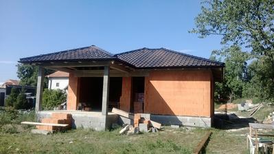 Hotovoooo :) ... už len treba aby nám konečne popršalo a umylo nám prach s pílenia krytiny ..