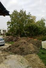.. trochu zeme a kamienkov na úpravu okolia domu ..
