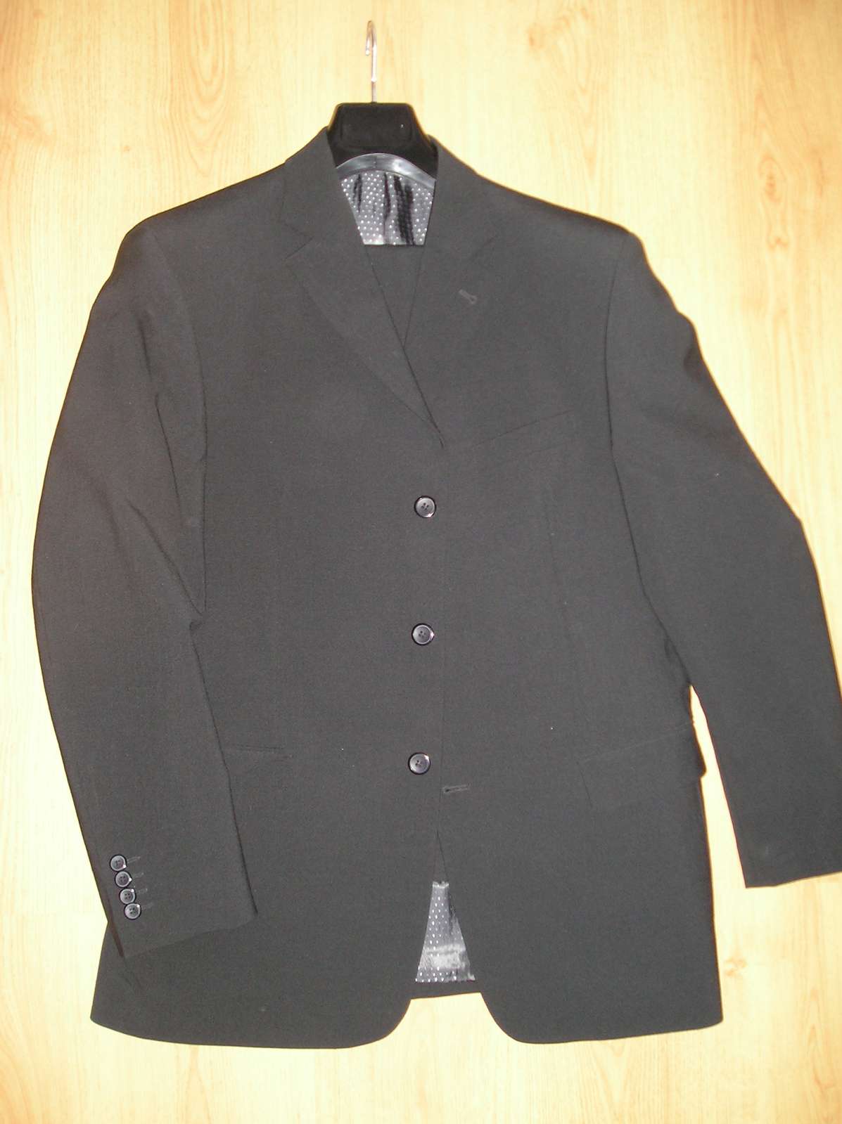 Čierny oblek  - Obrázok č. 1