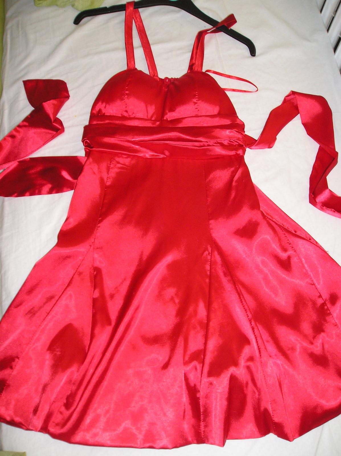 Červené saténové šaty - Obrázok č. 1