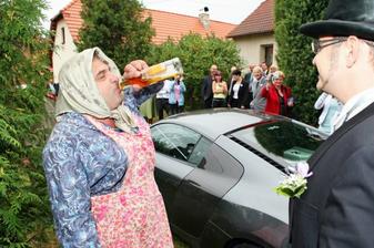 Falešná paní domácí nabízí ženichovi nevěsty.