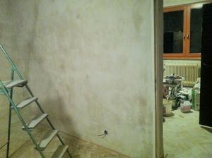 Obývák, nové stěny jsou nahozeny... Za dveřmi pohled do ložnice, kde je už taky dokonáno :)