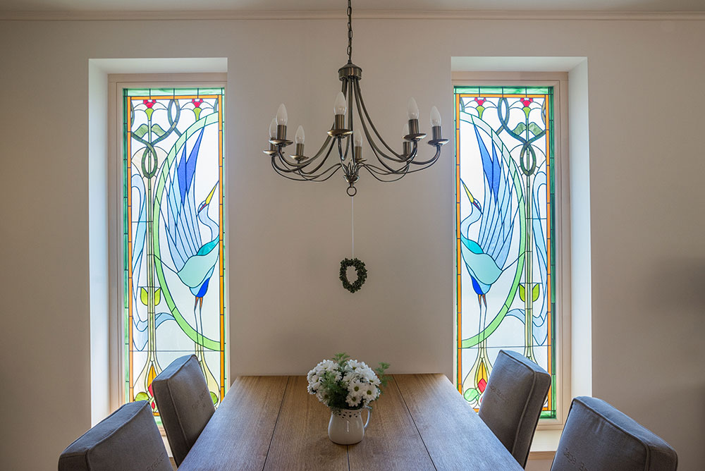 Ako na prázdninách u starkej - Do jedálne sa podarilo priniesť viac svetla aj zaujímavú atmosféru vďaka nápadu s vitrážou. Na podobných dôležitých detailoch sa ukázala užitočnosť spolupráce s interiérovou architektkou už vo fáze projektovania domu.