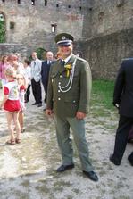 svědek ženicha kamarád Fred