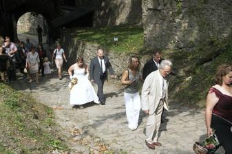 cesta hradem k místu obřadu dala některým zabrat