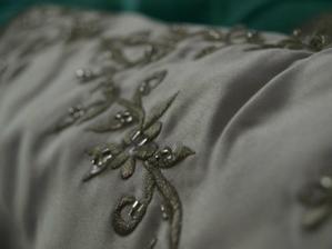 detail výšivky