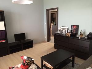 dneska poskladany stolik pod TV, casom pribudne telka, bude to herna, takze XBOX a podobne caka na rozbalenie :)
