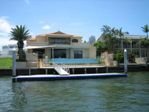 fotil som na lodi nedaleko Brisbane