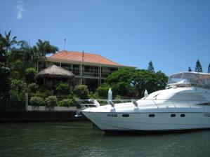 fotil som na lodi nedaleko Brisbane