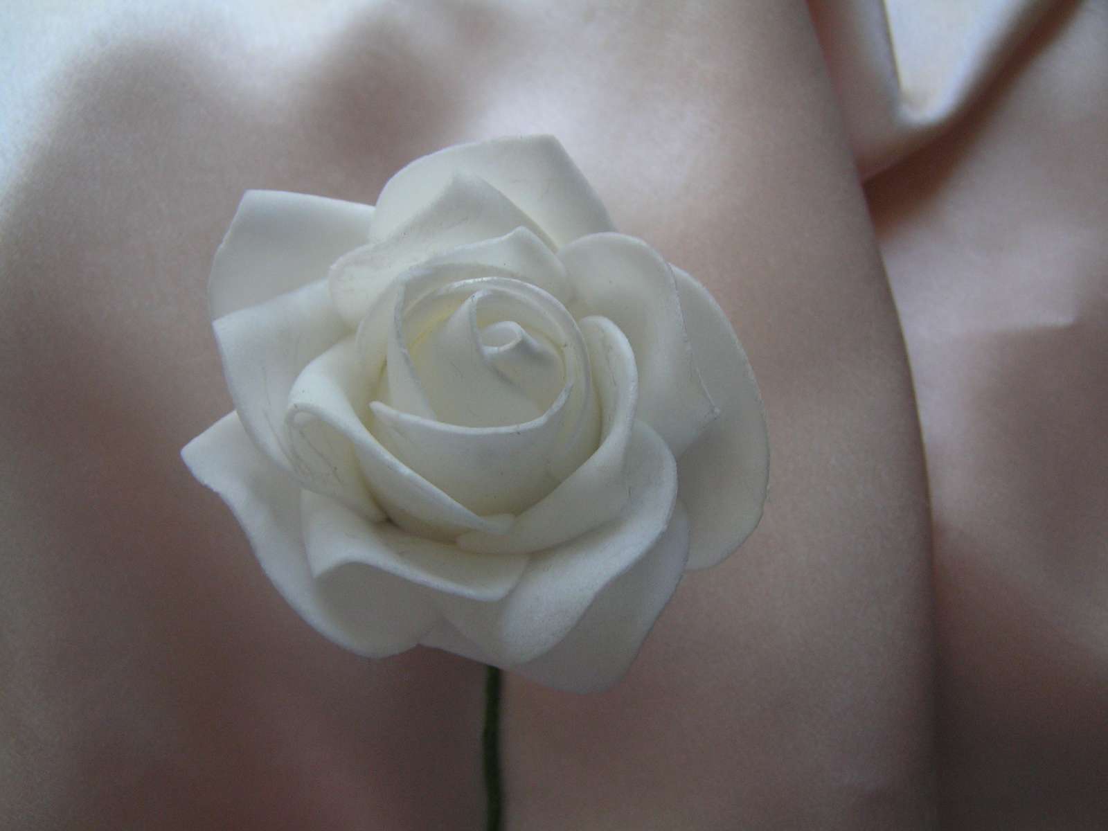Bílé pěnové růže - 7 cm - Obrázek č. 1