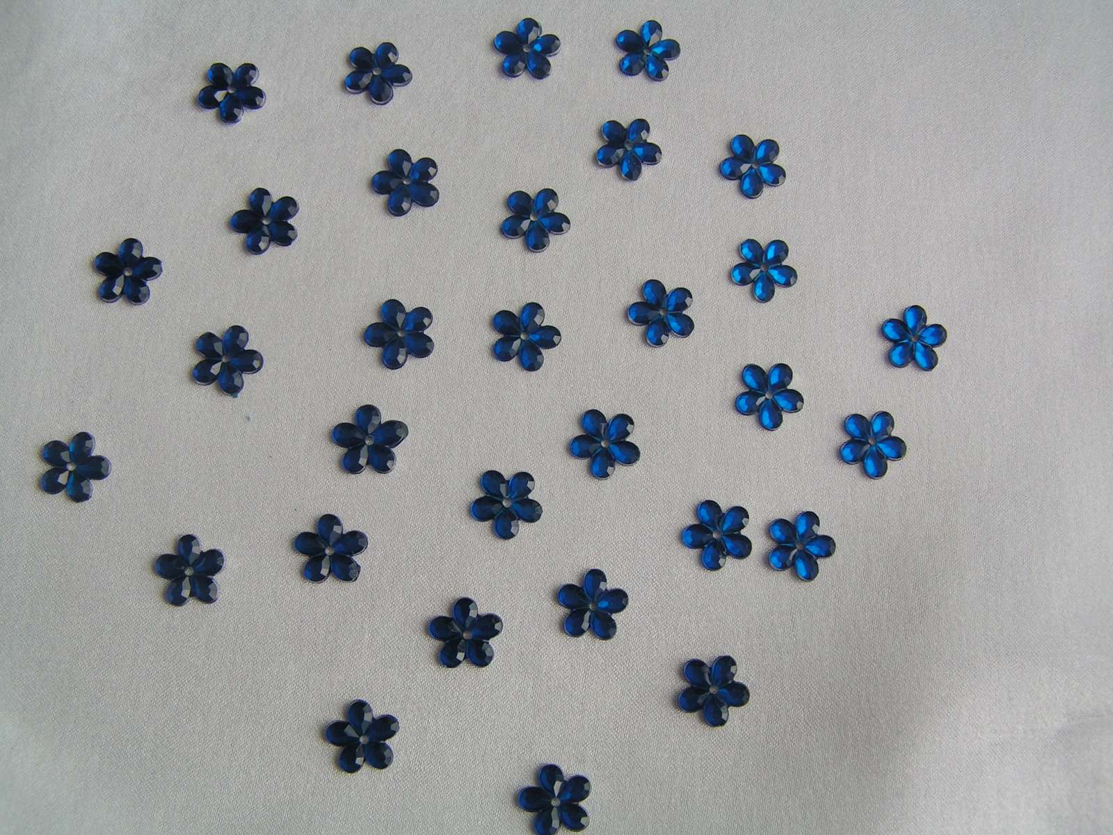 Tmavě modré kytičky - Obrázek č. 1
