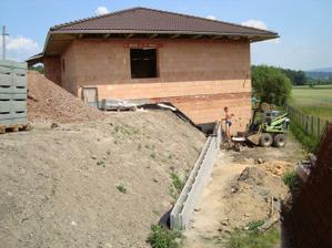 Mnažel staví opěrnou zeď pod svah