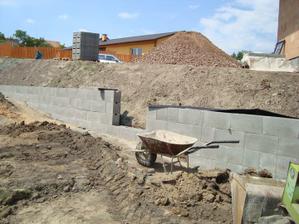 Uprostřed budou schody a zbytek snad jednou skalka:-)