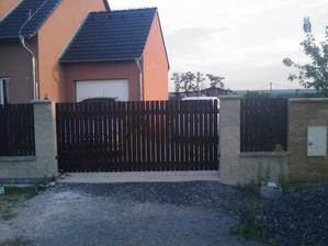 Koonecne skoro po 2 letech mame komplet uzavreny pozemek - nikdo uz nemuze jen tak lezt dovnitr :))