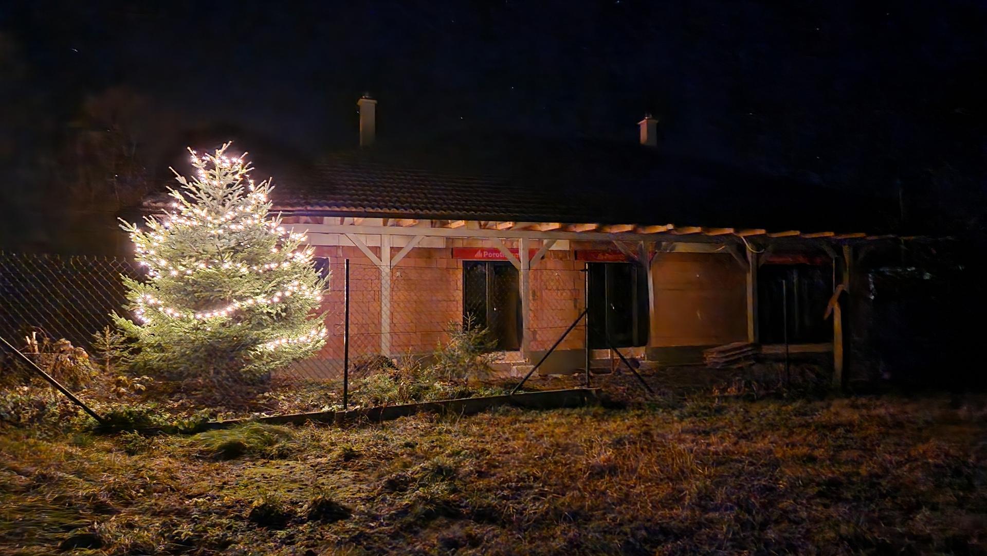Projekt víkendové bydlení II (aneb návrat ke kořenům) - Když nemáme světýlka na domě, tak jsme si aspoň udělali radost a nasvítili stromek :-)