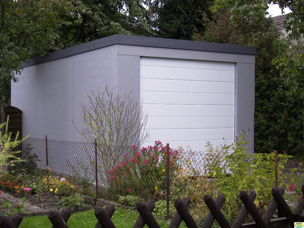 Montované garáže GARDEON - Garáž pre jedno auto so šedou omietkou a bielou bránou