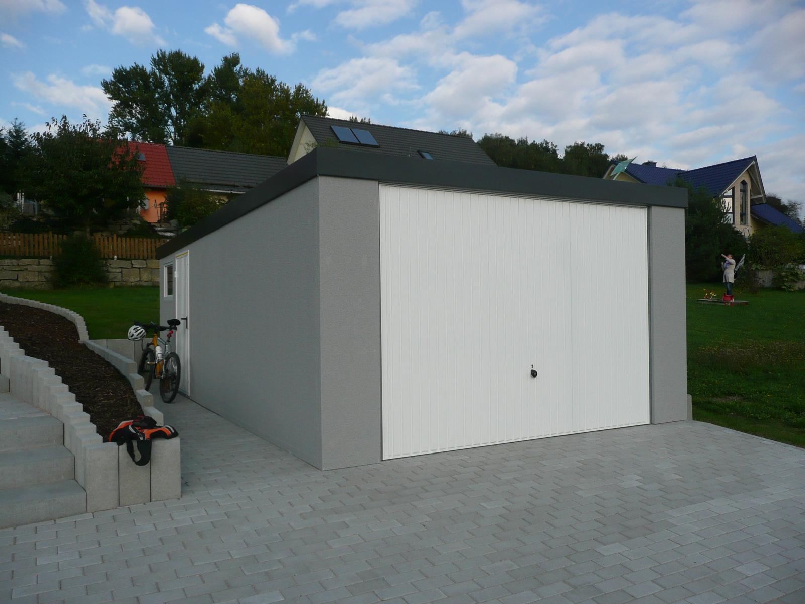Montované garáže GARDEON - Montovaná garáž so šedou omietkou a bielou bránou