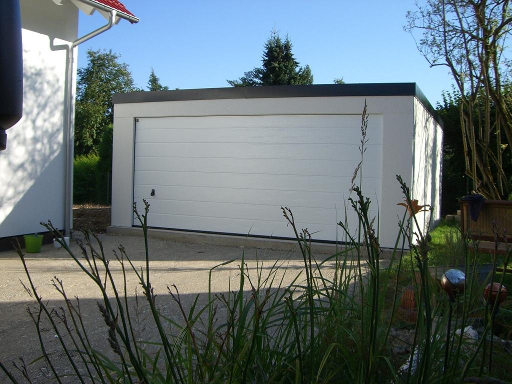 Montované garáže GARDEON - Garáž pre dve autá s bielou omietkou a antracitovou strechou