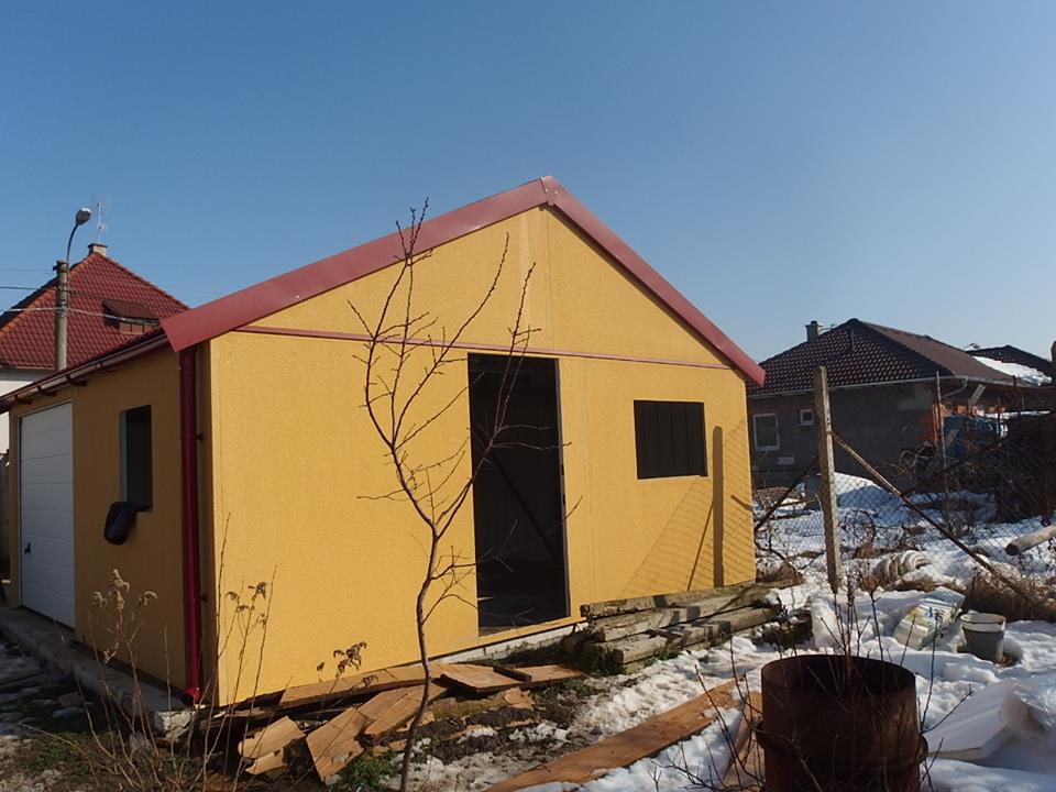 Montované garáže GARDEON - Garáž so sedlovou strechou a žltou omietkou