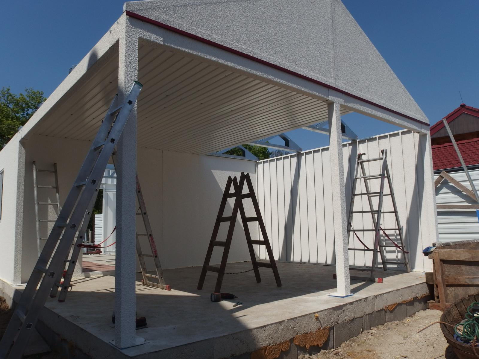 Montované garáže GARDEON - Montáž oceľovej garáže s bielou omietkou