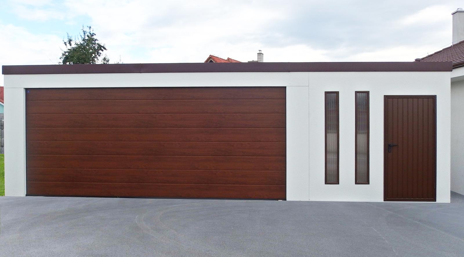 Montované garáže GARDEON - Dvojgaráž v bielej omietke s hnedou garážovou bránou a hnedými doplnkami