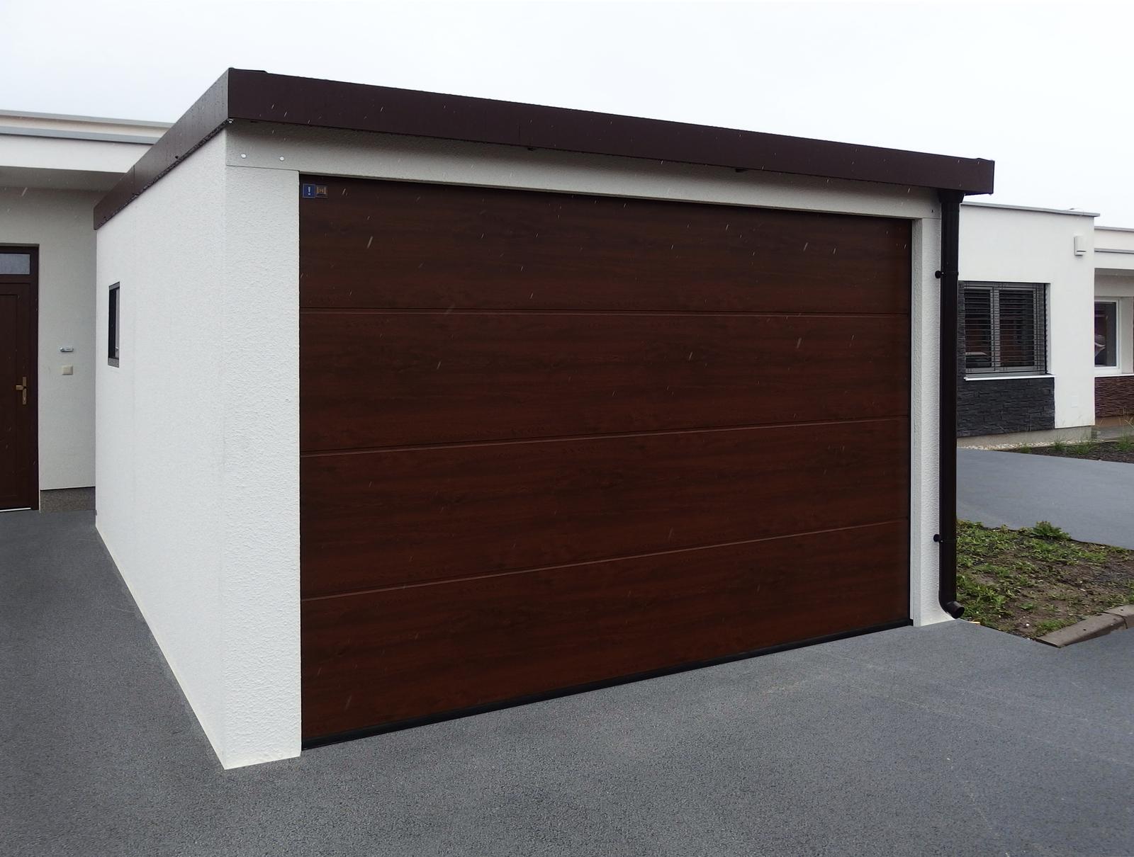Montované garáže GARDEON - Garáž pre jedno auto s bielou omietkou a hnedou bránou