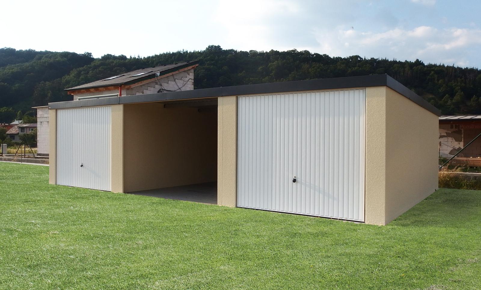 Montované garáže GARDEON - Montovaná dvojgaráž s prístreškom s bielymi výklopnými bránami