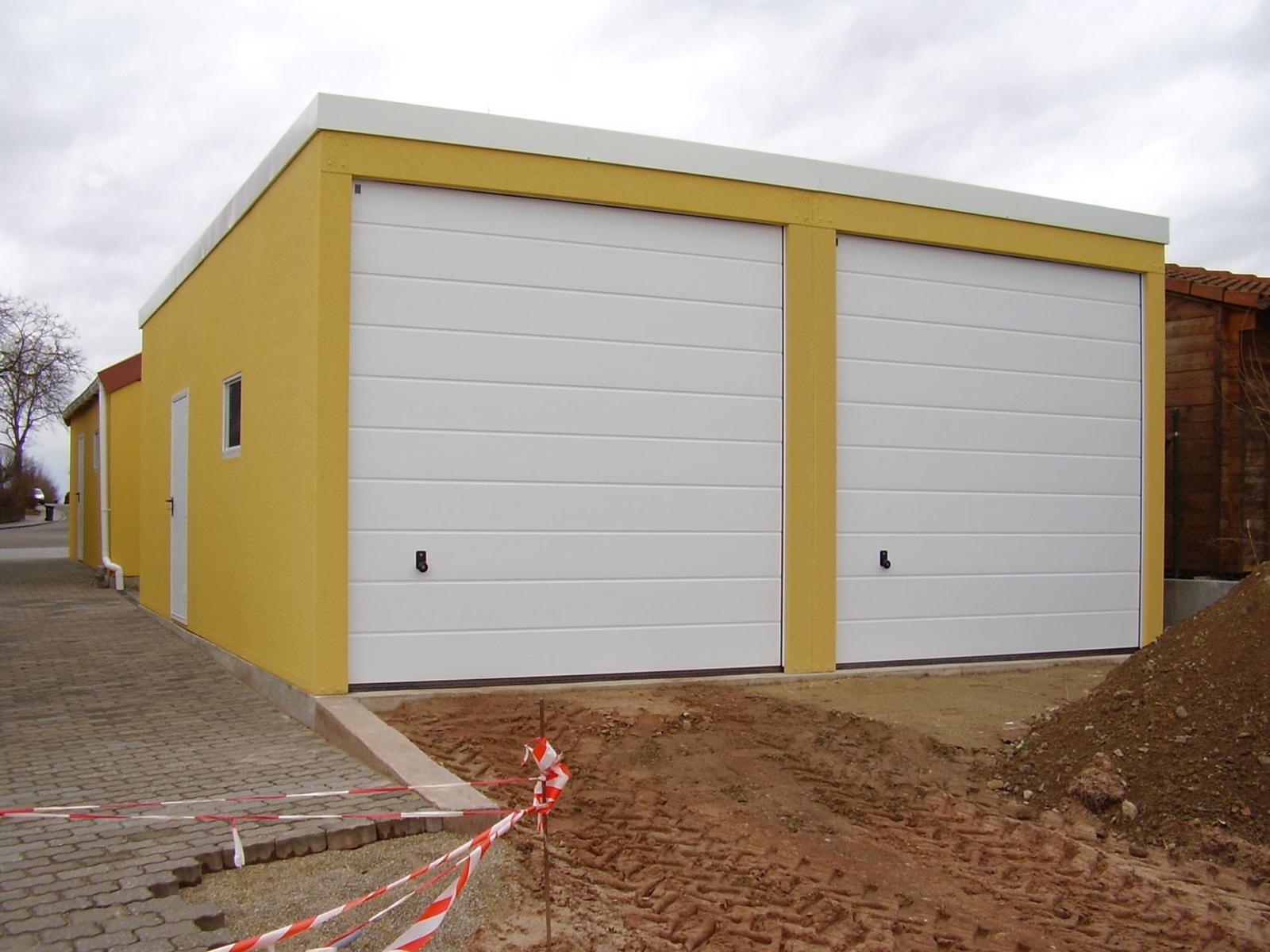 Montované garáže GARDEON - Montovaný sklad so žltou omietkou a dvoma bielymi bránami