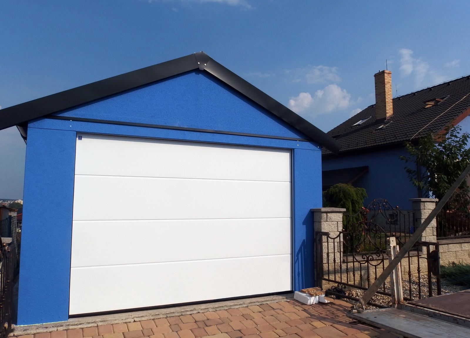Montované garáže GARDEON - Montovaná garáž s modrou omietkou a bielou bránou